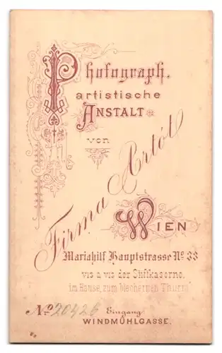 Fotografie Firma Artot, Wien, Mariahilf-Hauptstrasse 33, Mutter mit ihren Kind in eleganter Kleidung