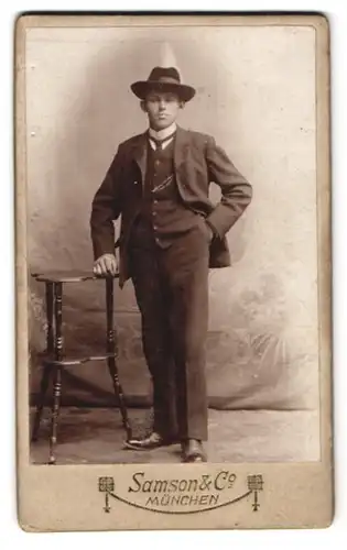 Fotografie Samson & Co., München, Neuhauserstr. 7, Junger Mann im Anzug mit Taschenuhr