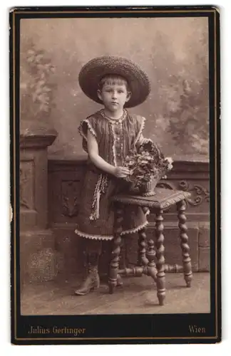 Fotografie Julius Gerlinger, Wien, Margarethenstrasse 28, Junges Mädchen im Kleid mit Sombrero