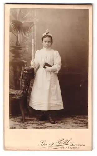 Fotografie Georg Pöltl, Miesbach, Junge Frau im weissen Kleid mit Buch in der Hand