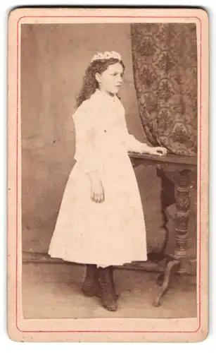 Fotografie Sebastian Rottmager, Wasserburg, hübsche Frau im weissen Kleid mit Locken von der Seite