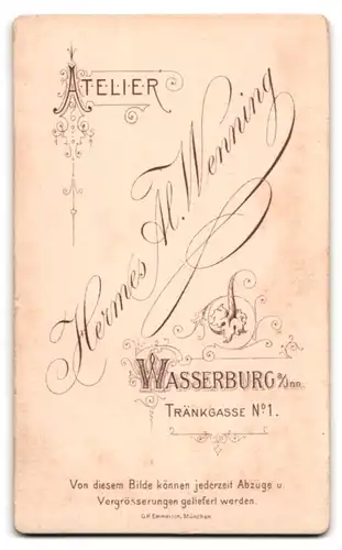 Fotografie H. Al. Wenning, Wasserburg / Inn, Tränkgasse 1, Kleines Kind im weissen Hemd mit traurigem Blick