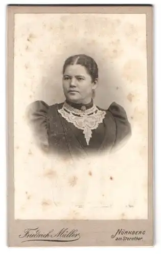 Fotografie Friedrich Müller, Nürnberg, am Steintor, stämmige Dame im dunklen Kleid mit weissem Spitzkragen
