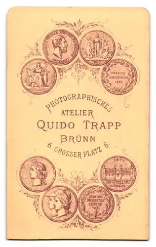 Fotografie Atelier Quido Trapp, Brünn, grosser Platz 6, Älterer Mann im Anzug mit grauem Vollbart und gestylten Haaren