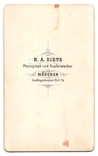 Fotografie N. A. Dietz, München, Sendlingertorplatz 6, Junger Mann im Anzug mit Brille und Mittelscheitel