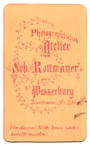 Fotografie Seb. Rottmayer, Wasserburg, Neustrasse 235, Dame in eleganter Kleidung mit Buch in der Hand