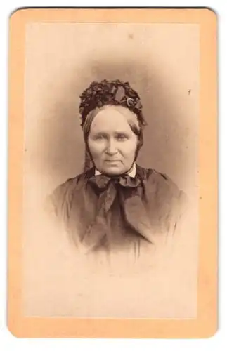 Fotografie unbekannter Fotograf und Ort, ältere Dame in eleganter Kleidung