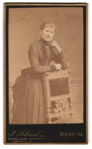 Fotografie J. Schmid, Speyer a. Rh., Jacobstrasse 11a, Frau im dunklen Kleid in Denker-Pose