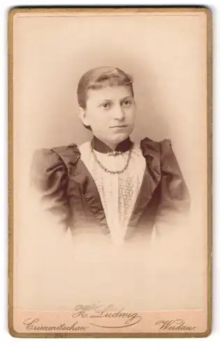 Fotografie H. Ludwig, Crimmitschau, Lindenstr., Junge Frau im dunklen Kleid mit Halskette