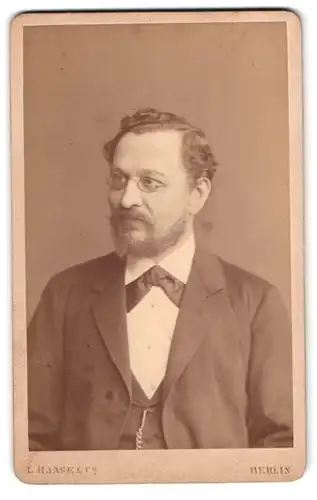 Fotografie L. Haase & Co., Berlin, Unter d. Linden 62-63, Mann im Anzug mit Brille und Vollbart