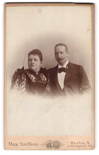 Fotografie Max Steffens, Berlin, Lothringerstr. 54, Ehepaar in eleganter Kleidung