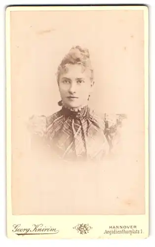 Fotografie Georg Knirim, Hannover, Aegidienthorplatz 1, Dame in eleganter Kleidung mit Dutt