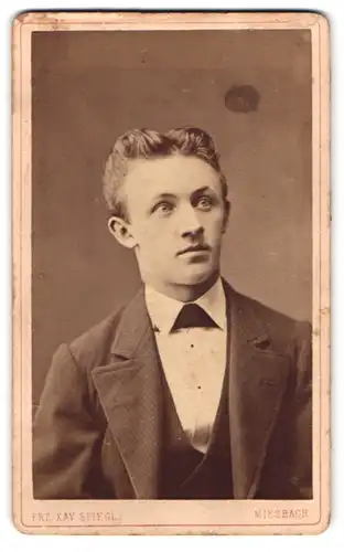 Fotografie F. X. Spiegl, Miesbach, Junger Mann im Anzug mit Mittelscheitel