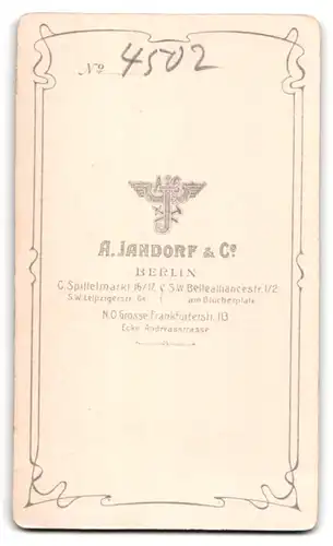 Fotografie A. Jandorf & Co., Berlin, Spittelmarkt 16, Portrait Dame mit Hut und Handmuff in tailliertem Kleid
