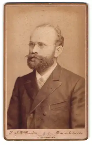 Fotografie Karl Wunder, Hannover, Friedrichstrasse, Portrait Herr mit Brille und Vollbart im Anzug