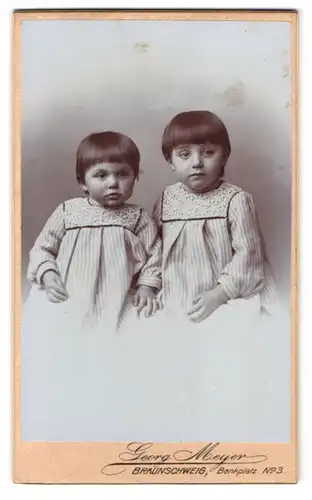 Fotografie Georg Meyer, Braunschweig, Bankplatz 3, Portrait Zwei Geschwister im weiten Kleidchen