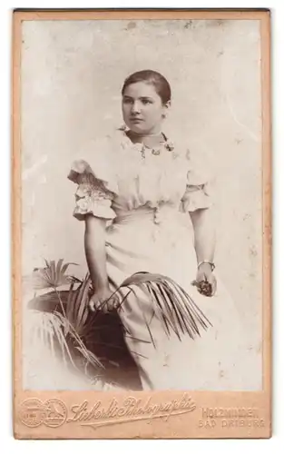 Fotografie Liebert, Holzminden, Karl-Strasse 19, Portrait Frau in gepufftem Kleid