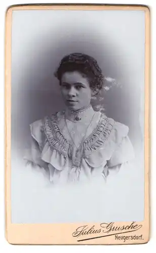Fotografie Julius Grusche, Neugersdorf i. S., Junge Frau mit gelocktem Haar in gerafftem Kleid
