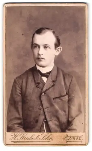 Fotografie H. Strube & Sohn, Löbau i. S., Blumenstrasse 339, Portrait Junger Herr im Anzug
