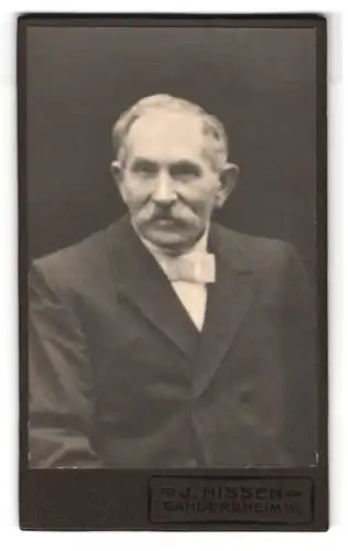 Fotografie J. Nissen, Gandersheim a. H., Portrait Älterer Herr mit Schnurrbart im Anzug
