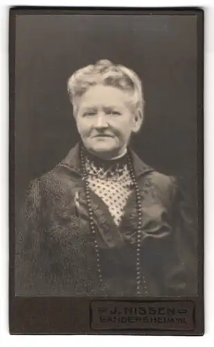 Fotografie J. Nissen, Gandersheim a. H., Portrait Ältere Dame mit Perlenkette im Kleid