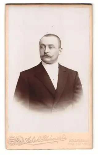 Fotografie Liebert, Holzminden, Karl-Strasse 19, Portrait Herr mit Schnurrbart im Anzug