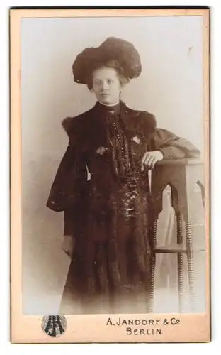 Fotografie A. Jandorf, Berlin, Spittelmarkt 16 /17, Portrait Elegante Dame mit Hut in pelzgeschmücktem Kleid