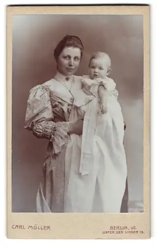 Fotografie Carl Müller, Berlin, Unter den Linden 13, Portrait Mutter in gepufftem Kleid hält ihr Kleinkind