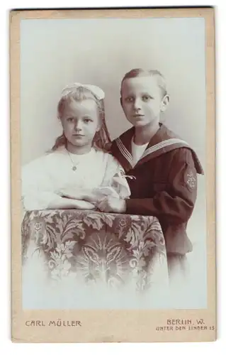 Fotografie Carl Müller, Berlin, Unter den Linden 13, Portrait Bruder in Matrosenkleidung mit Schwester im Kleid