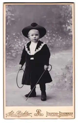Fotografie Adolph Richter, Leipzig-Lindenau, Guthsmuths-Strasse 17, Portrait Kleiner Junge mit Hut und Mantel