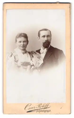 Fotografie Oscar Roloff, Berlin, Jerusalemerstr. 59, Portrait Ehepaar, Herr i. Anzug und Frau im Rüschenkleid