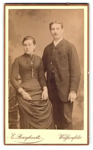 Fotografie E. Burghardt, Weissenfels, Saalstrasse 22, Portrait Ehemann im Anzug mit Ehefrau in gerafftem Kleid