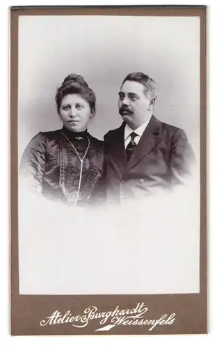 Fotografie Atelier Burghardt, Weissenfels, Portrait Dame mit Hochsteckfrisur und Herr mit Schnurrbart im Anzug