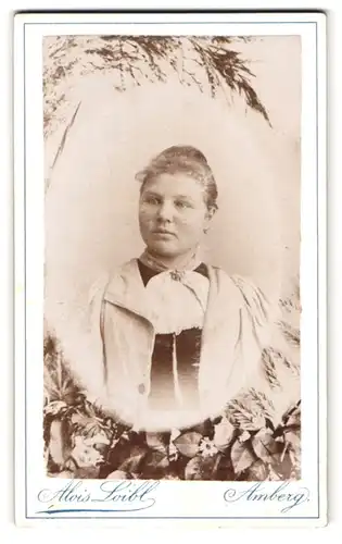 Fotografie Alois Loibl, Amberg, Portrait Junge Frau mit Halstuch im Kleid