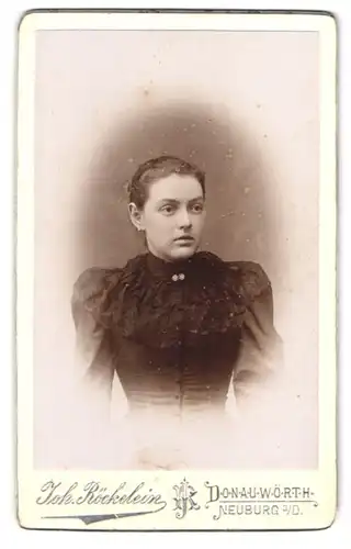 Fotografie Joh. Röckelein, Donauwörth, Portrait Junge Frau in gerüschtem Spitzenkleid