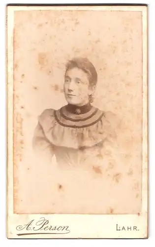 Fotografie A. Person, Lahr, Schillerstr. 21, Portrait Elegante Frau in gerafftem Kleid