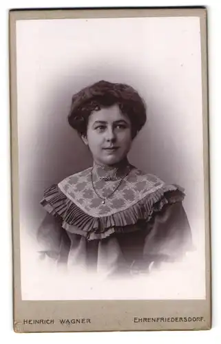 Fotografie Heinrich Wagner, Ehrenfriedersdorf, Chmenitzer Strasse, Portrait Schöne Frau m. Kette in gepufftem Kleid