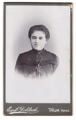 Fotografie Emil Delitsch, Thum i. E., Portrait Junge Frau mit Kette in elegantem Kleid