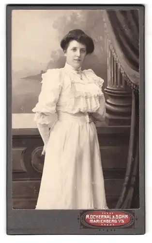 Fotografie R. Ochernal & Sohn, Marienberg i. S., Portrait Dame mit Hochsteckfrisur im Spitzenkleid