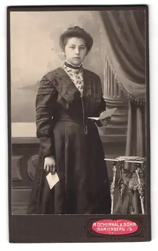Fotografie R. Ochernal & Sohn, Marienberg i. S., Portrait Junge Frau im Hochkragenkleid