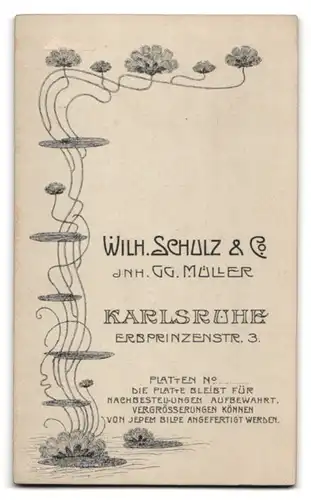 Fotografie Wilh. Schulz & Co., Karlsruhe, Erbprinzenstrasse 3, Portrait Junge Frau mit Hochsteckfrisur im Schleifenkleid