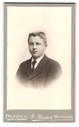 Fotografie Georg Ramer, Freiburg i. B., Bahnhofstr. 10, Portrait Herr im Anzug mit Krawatte