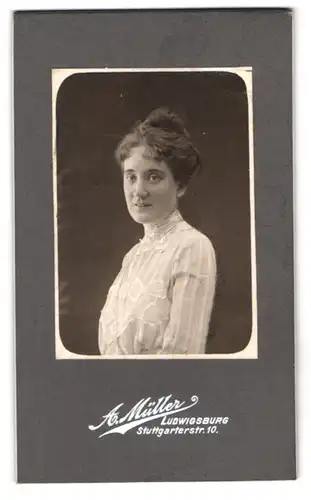 Fotografie A. Müller, Ludwigsburg, Stuttgarter Strasse 10, Portrait Dame mit Hochsteckfrisur im Blusenkleid