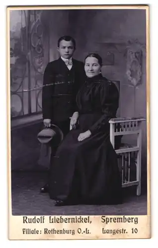 Fotografie Rudolf Liebernickel, Spremberg, Rothenburg O.-L., Langestrasse 10, Portrait Mutter in gerafftem Kleid mit Sohn