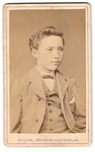 Fotografie Wm. Glock, Oppenheim, Portrait Junge im Anzug mit Querbinder