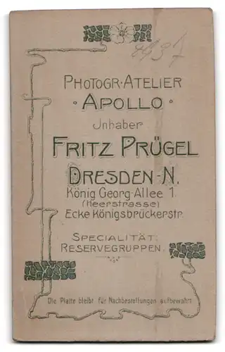 Fotografie Fritz Prügel, Dresden, König Georg Allee 1, Portrait Junger Herr in elegantem Anzug