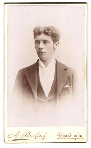 Fotografie A. Brockesch, Regensburg, Schlaksiger junger Mann mit Mittelscheitel in Anzug mit weisser Krawatte