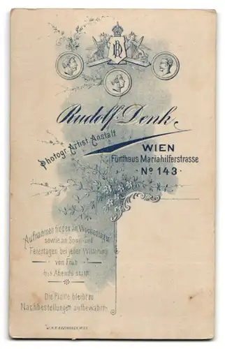 Fotografie Rudolf Denk, Wien, Mariahilferstr. 143, Junger Mann mit Haartolle, Schnurrbart und Fliege