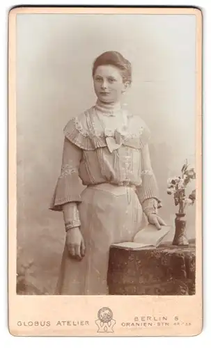 Fotografie Globus Atelier, Berlin, Oranienstr. 52-55, Hübsche junge Frau in einem Faltenkleid