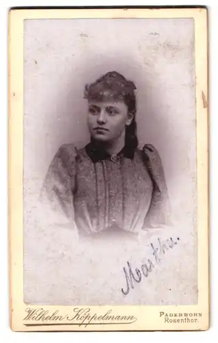 Fotografie Wilhelm Köppelmann, Paderborn, Rosenthor, Junge Frau in Kleid mit Brosche